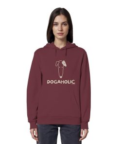 Frau trägt weinroten Bio-Hoodie mit DOGAHOLIC-Schriftzug und Hundemotiv