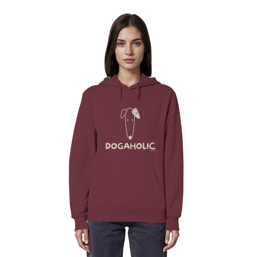 Frau trägt weinroten Bio-Hoodie mit DOGAHOLIC-Schriftzug und Hundemotiv