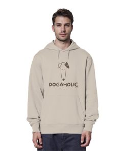Mann trägt sandfarbenen Unisex Hoodie mit DOGAHOLIC-Schriftzug