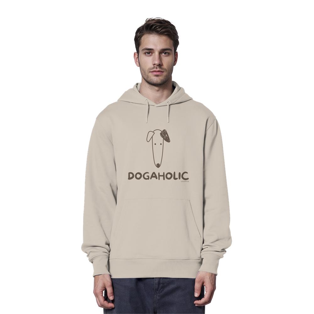 Mann trägt sandfarbenen Unisex Hoodie mit DOGAHOLIC-Schriftzug