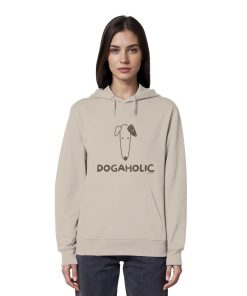 Frau trägt beigen Bio-Hoodie mit DOGAHOLIC-Hundemotiv