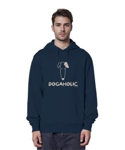 Mann trägt dunkelblauen Unisex Hoodie mit DOGAHOLIC-Schriftzug