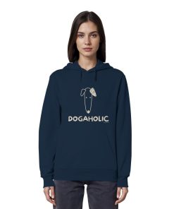 Frau trägt marineblauen Bio-Hoodie mit DOGAHOLIC-Hundemotiv
