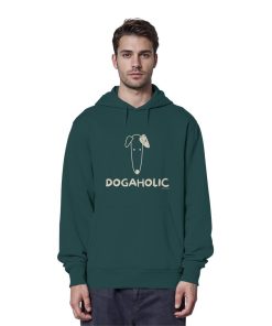 Mann trägt waldgrünen Unisex Hoodie mit DOGAHOLIC-Schriftzug