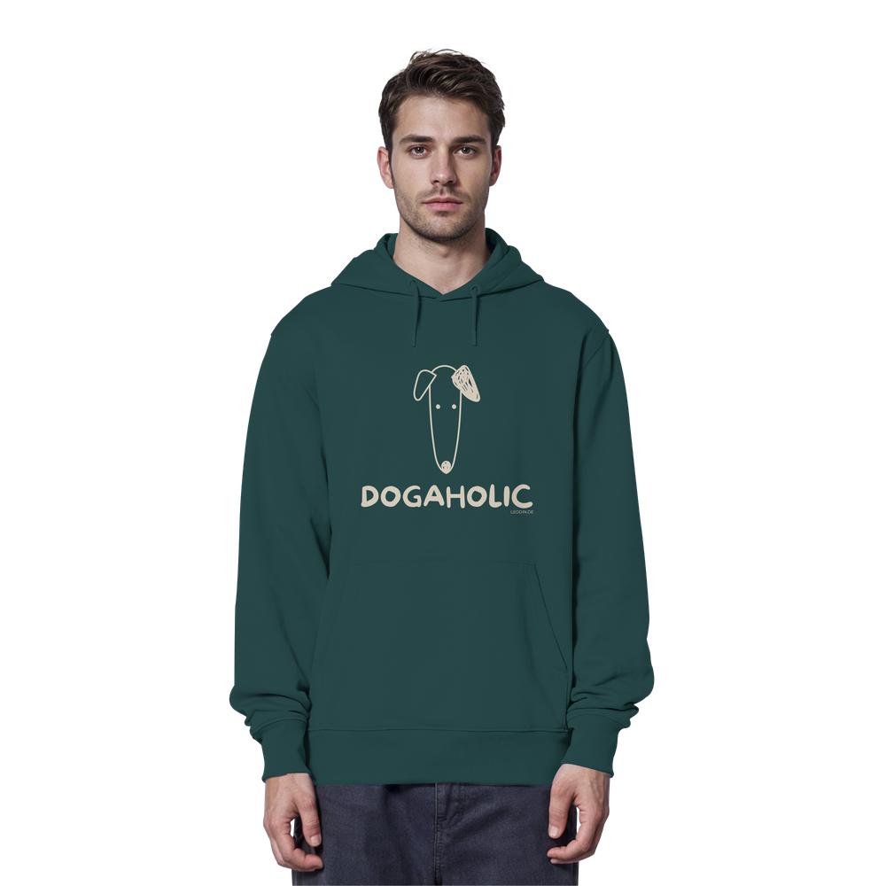 Mann trägt waldgrünen Unisex Hoodie mit DOGAHOLIC-Schriftzug