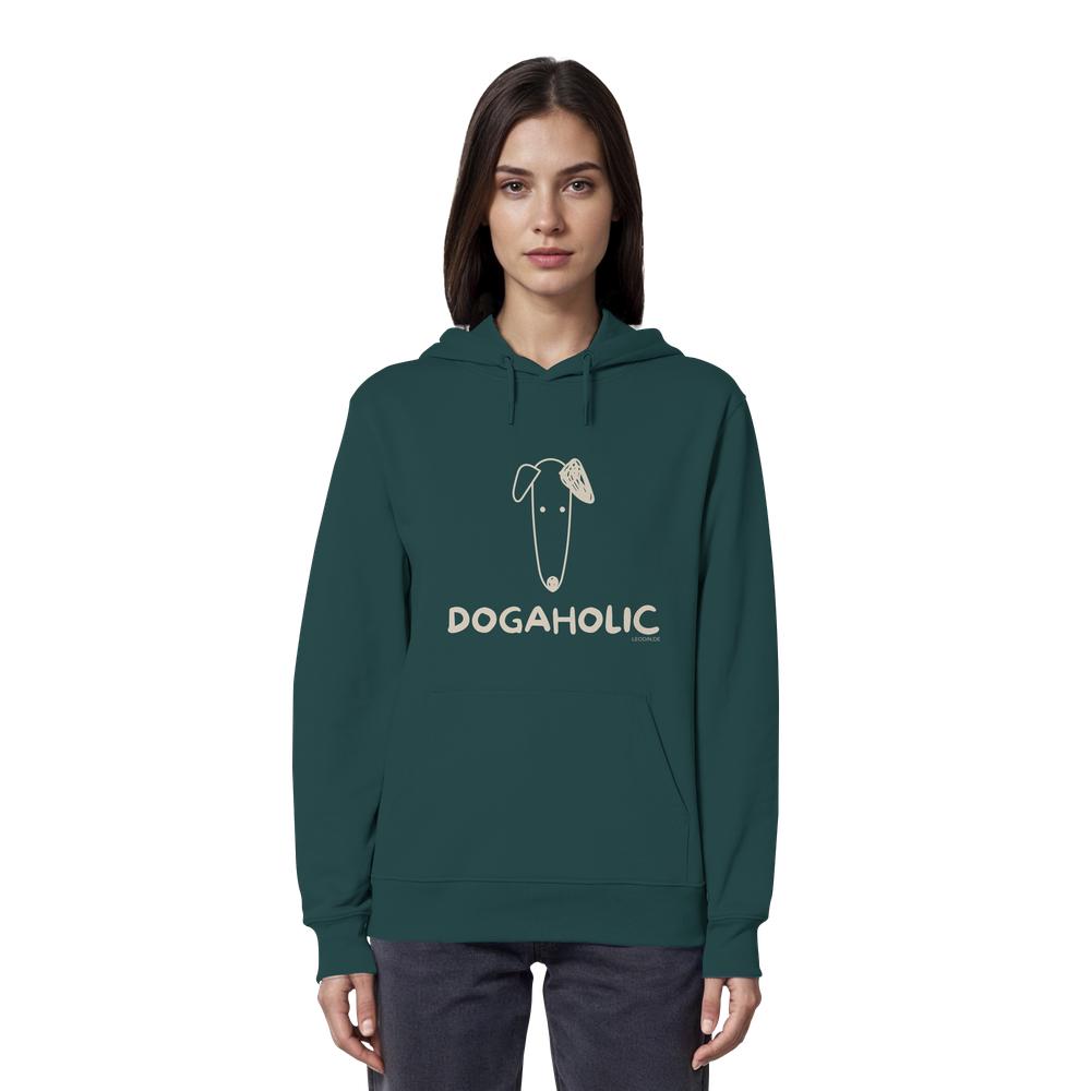 Frau trägt dunkelgrünen Bio-Hoodie mit DOGAHOLIC-Hundeillustration