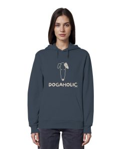Frau trägt Unisex Bio-Hoodie in India Ink Grey mit DOGAHOLIC-Schriftzug und Hundemotiv