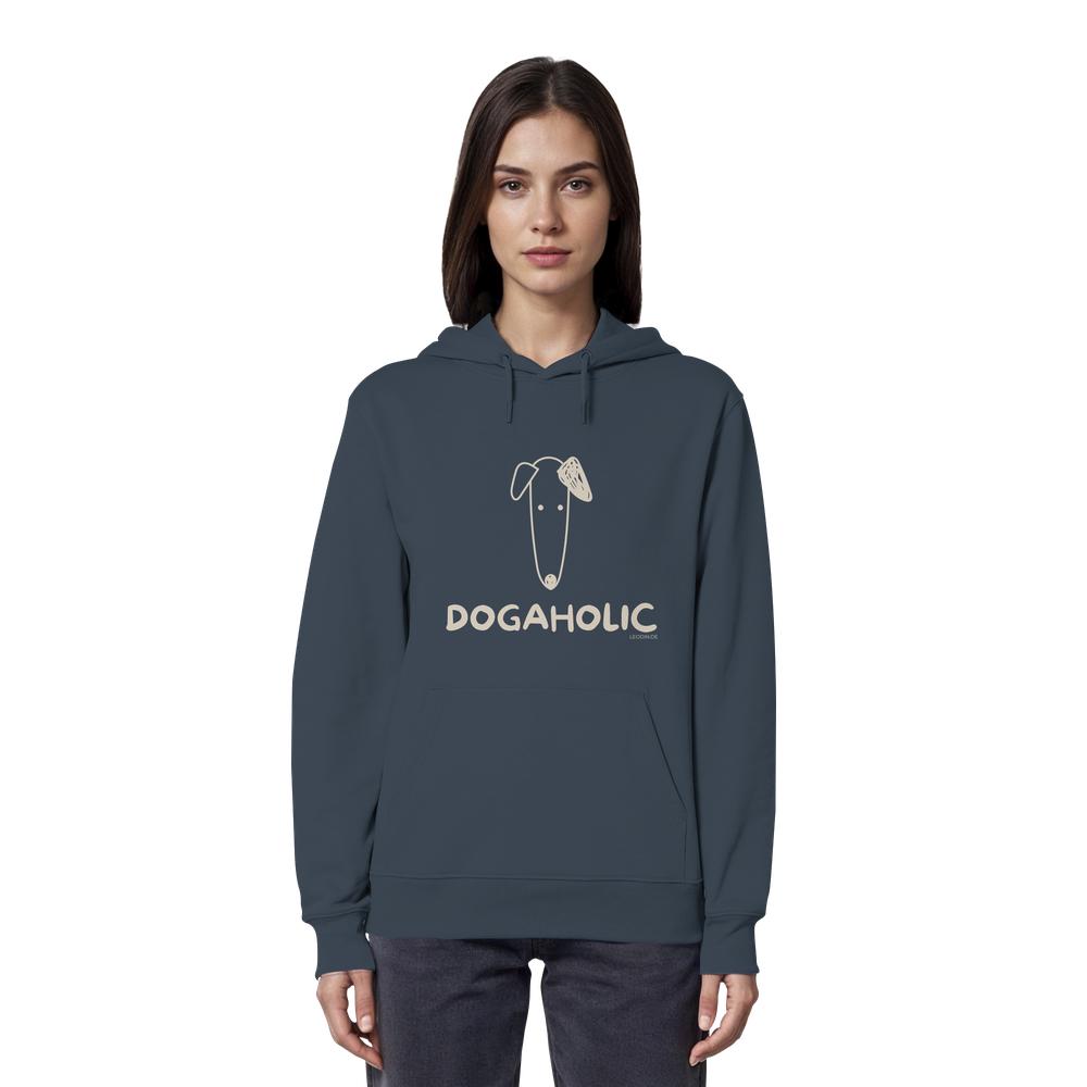 Frau trägt Unisex Bio-Hoodie in India Ink Grey mit DOGAHOLIC-Schriftzug und Hundemotiv