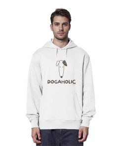Mann trägt weißen Unisex Bio-Hoodie mit DOGAHOLIC-Schriftzug und minimalistischem Hundemotiv