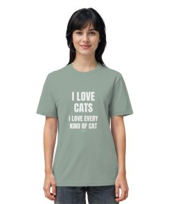 Frau trägt grüngraues Katzen Shirt mit Aufdruck „I love every kind of cat“ im Alltag