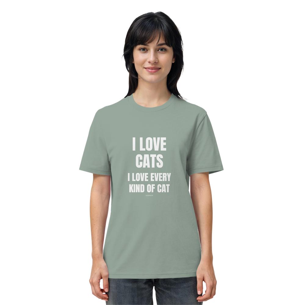 Frau trägt grüngraues Katzen Shirt mit Aufdruck „I love every kind of cat“ im Alltag