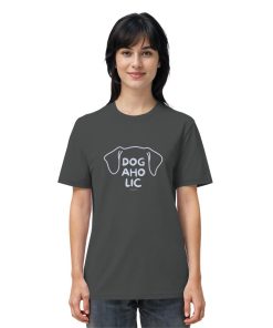 Frau trägt anthrazitfarbenes Unisex T-Shirt mit Hundemotiv