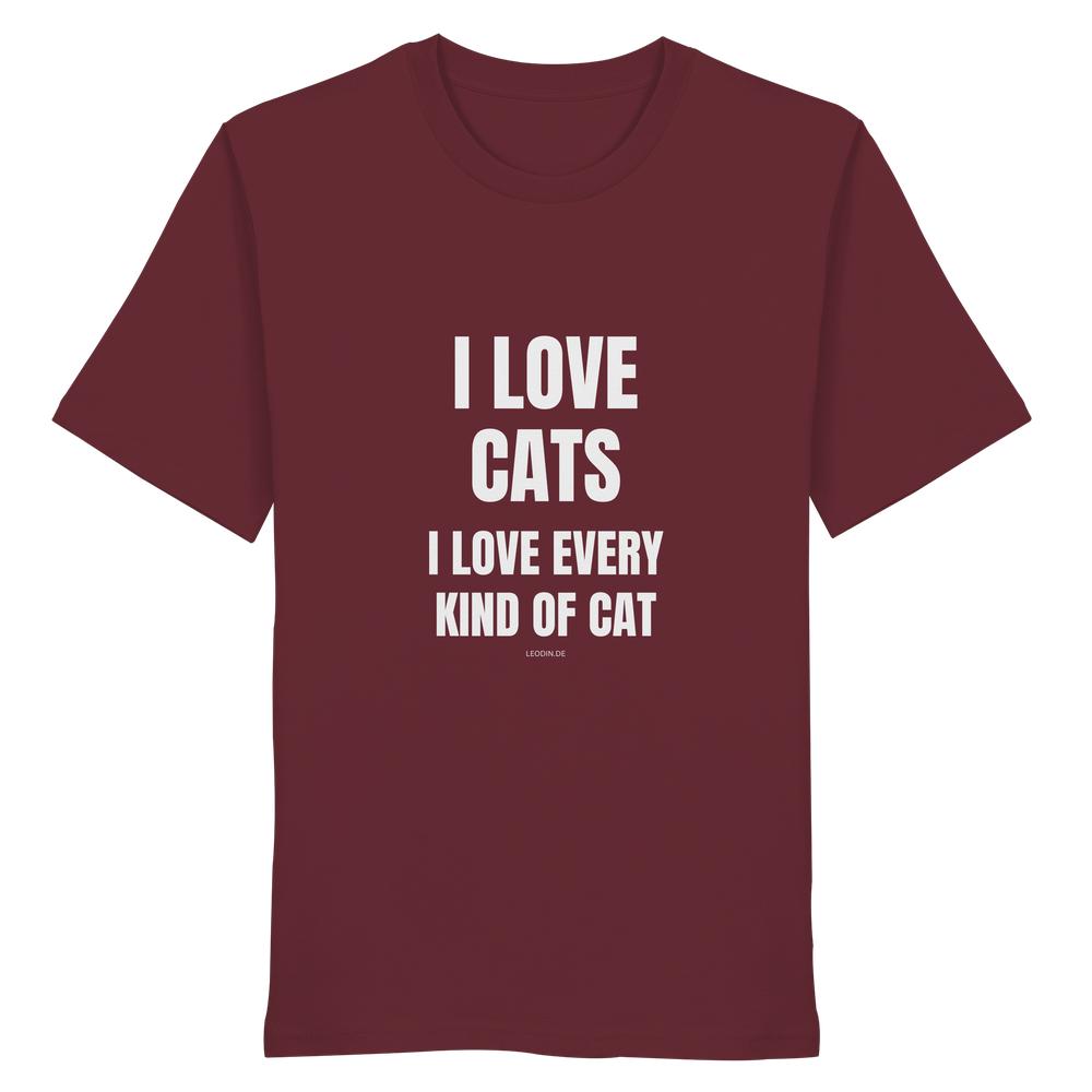 Weinrotes Unisex Bio Shirt mit Aufdruck „I love cats I love every kind of cat“ auf weißem Hintergrund