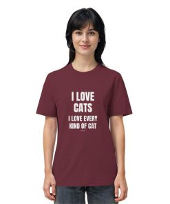 Frau trägt weinrotes Katzen Shirt mit Aufdruck „I love every kind of cat“ im Alltag