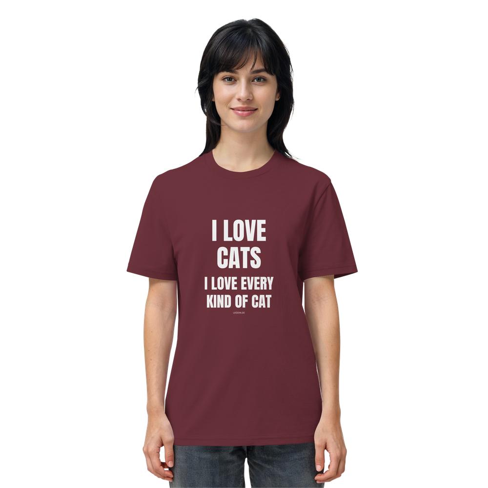 Frau trägt weinrotes Katzen Shirt mit Aufdruck „I love every kind of cat“ im Alltag
