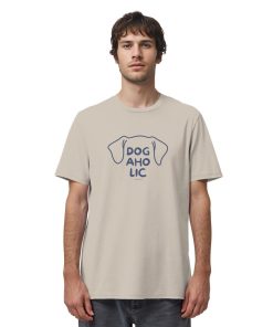 Herrenmodel trägt beige Hunde T-Shirt mit Line-Art-Motiv