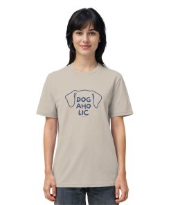 Damenmodel trägt camelfarbenes Unisex Hundeshirt