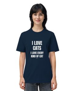 Frau trägt marineblaues Katzen Shirt mit Aufdruck „I love every kind of cat“ im Alltag
