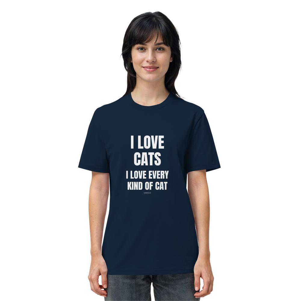 Frau trägt marineblaues Katzen Shirt mit Aufdruck „I love every kind of cat“ im Alltag