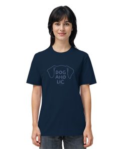 Damenmodel trägt dunkelblaues Unisex T-Shirt mit Hundemotiv