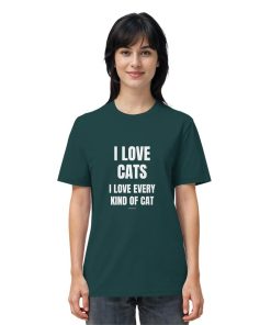 Frau trägt dunkelgrünes Katzen Shirt mit Aufdruck „I love every kind of cat“ im Alltag