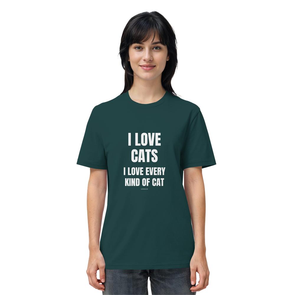 Frau trägt dunkelgrünes Katzen Shirt mit Aufdruck „I love every kind of cat“ im Alltag