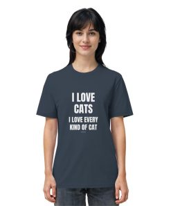 Frau trägt antrazithfarbenes Katzen Shirt mit Aufdruck „I love every kind of cat“ im Alltag