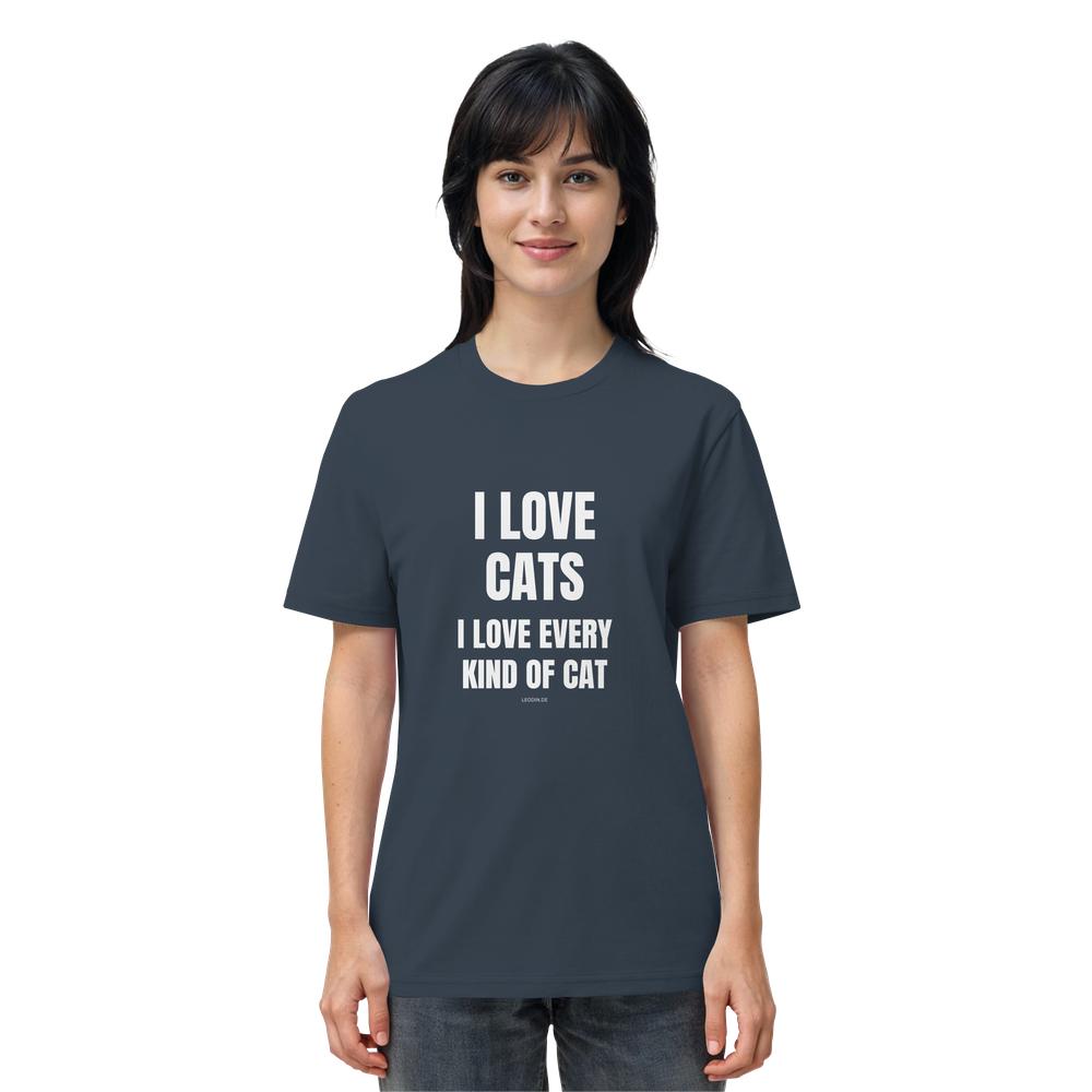 Frau trägt antrazithfarbenes Katzen Shirt mit Aufdruck „I love every kind of cat“ im Alltag