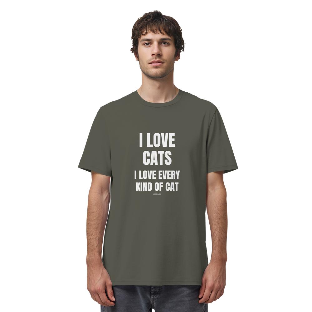 Mann trägt khakifarbenes Cat Lover Statement Shirt mit minimalistischem Katzen Spruch