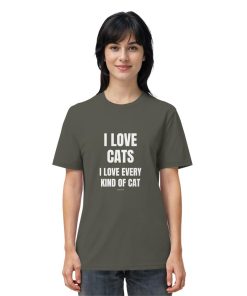 Frau trägt khakifarbenes Katzen Shirt mit Aufdruck „I love every kind of cat“ im Alltag