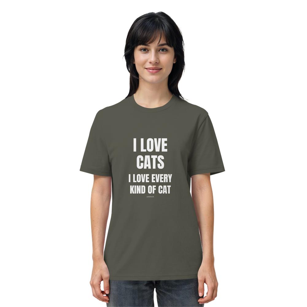 Frau trägt khakifarbenes Katzen Shirt mit Aufdruck „I love every kind of cat“ im Alltag