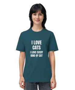 Frau trägt blaugrünes Katzen Shirt mit Aufdruck „I love every kind of cat“ im Alltag