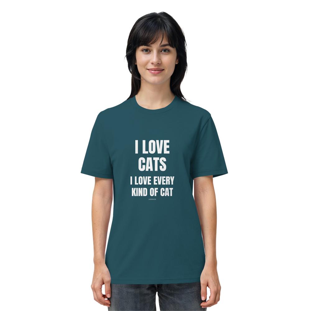 Frau trägt blaugrünes Katzen Shirt mit Aufdruck „I love every kind of cat“ im Alltag