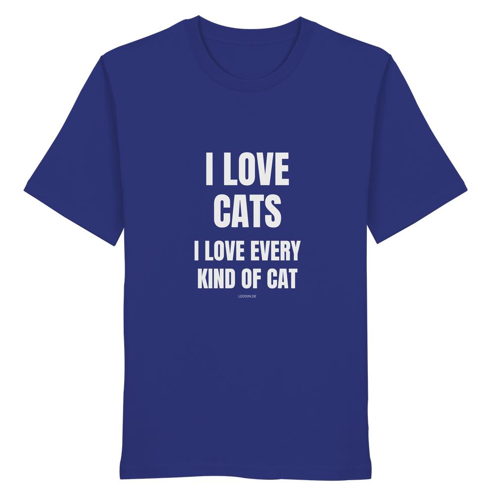 Blaues Unisex Bio Shirt mit Aufdruck „I love cats I love every kind of cat“ auf weißem Hintergrund