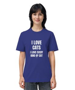 Frau trägt blaues Katzen Shirt mit Aufdruck „I love every kind of cat“ im Alltag