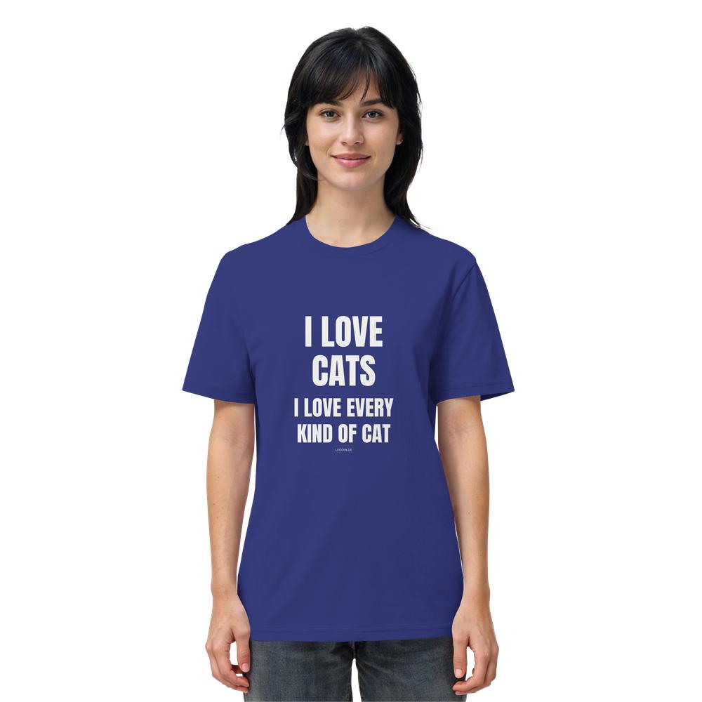 Frau trägt blaues Katzen Shirt mit Aufdruck „I love every kind of cat“ im Alltag