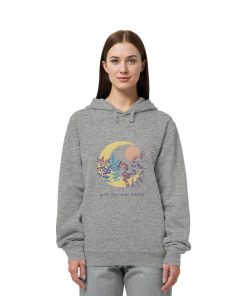 Frau trägt grauen Katzen Hoodie mit achtsamem Katzenmotiv