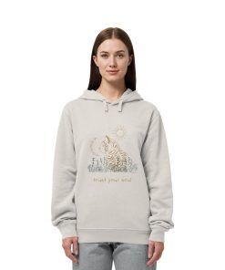 Frau trägt Vintage weißen Katzen Hoodie mit Trust Your Soul Print