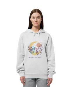 Frau trägt weißen spirituellen Katzen Hoodie mit Naturmotiv und Katze