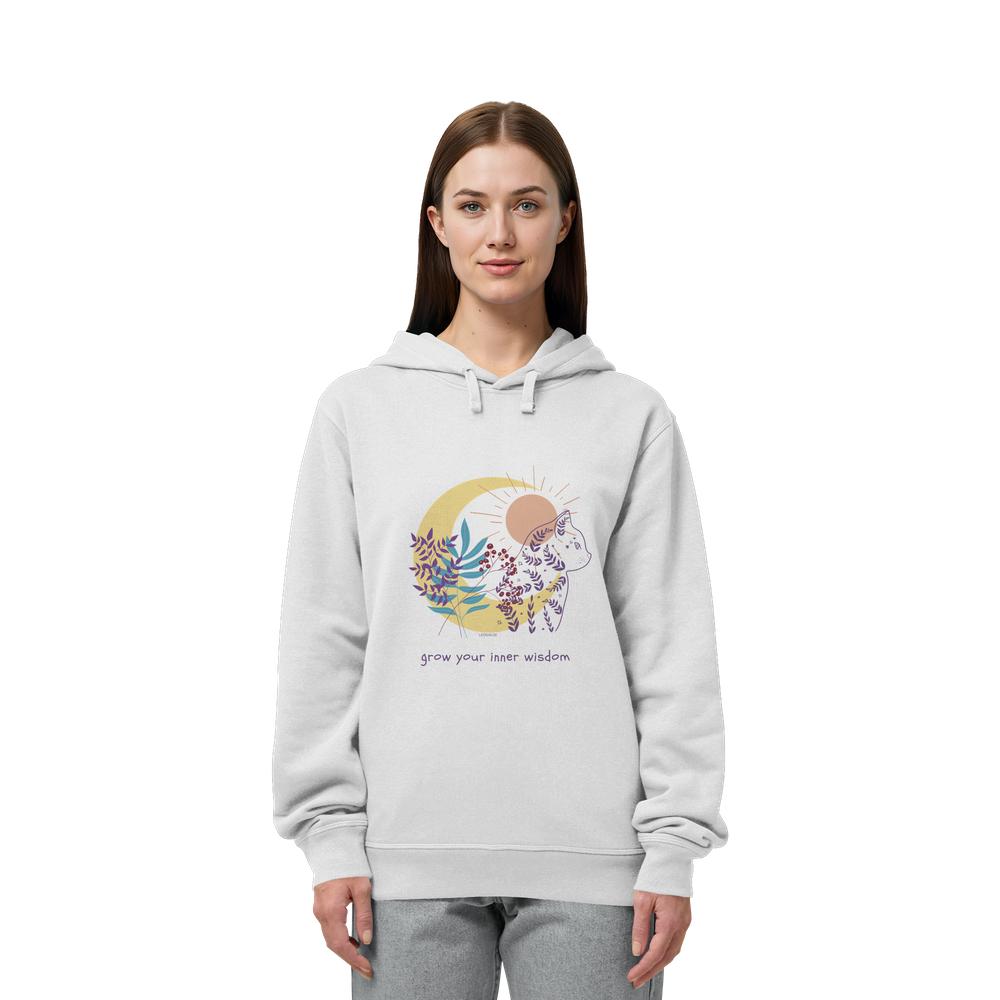 Frau trägt weißen spirituellen Katzen Hoodie mit Naturmotiv und Katze