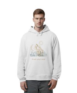 Mann trägt weißen Hoodie mit Katze und Trust Your Soul Design