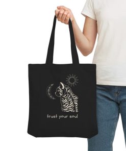 Person trägt schwarze Katzen Stofftasche mit spirituellem Katzenmotiv
