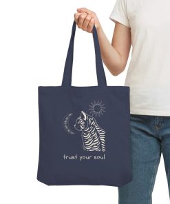 Person trägt dunkelblaue Tote Bag mit spirituellem Katzen Design