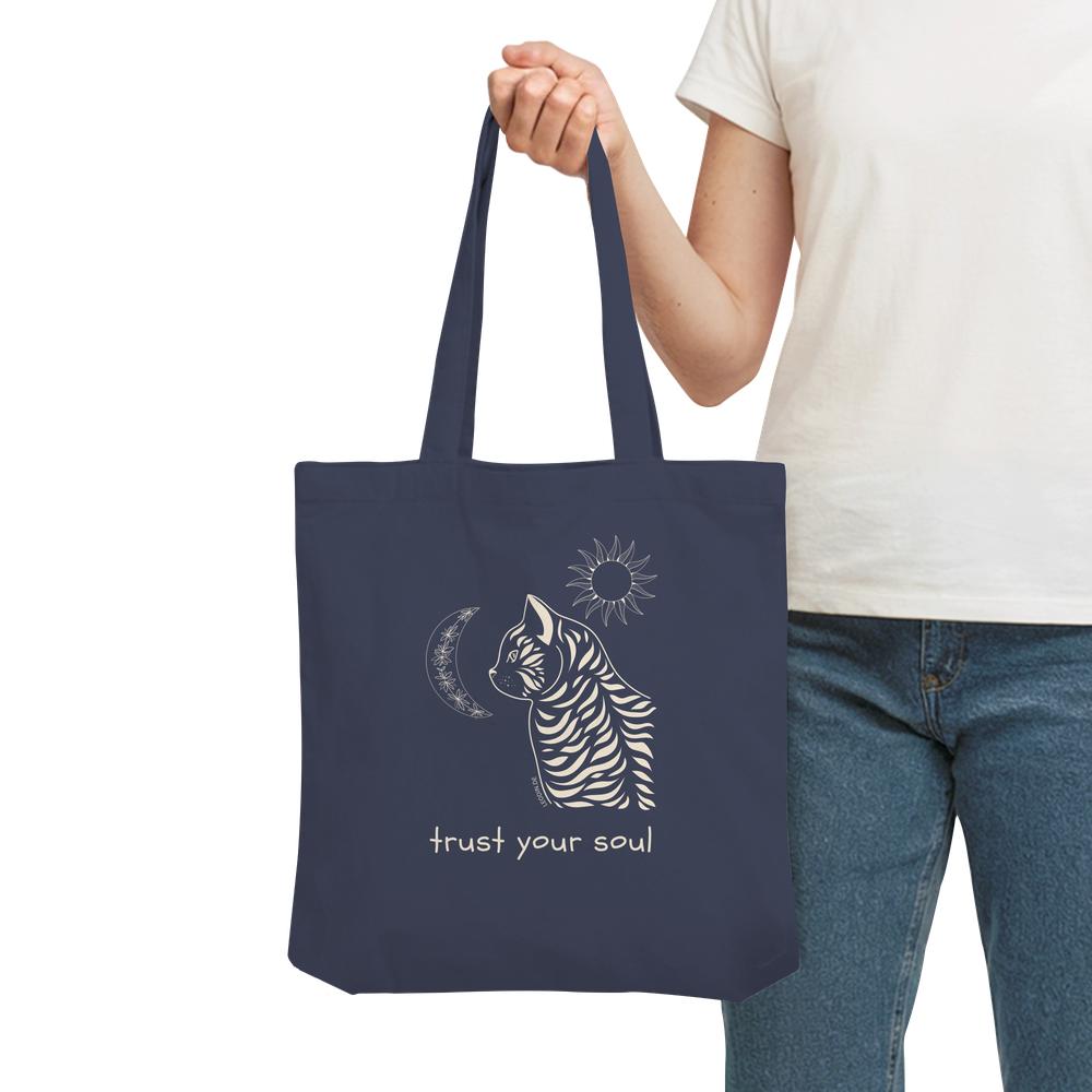 Person trägt dunkelblaue Tote Bag mit spirituellem Katzen Design