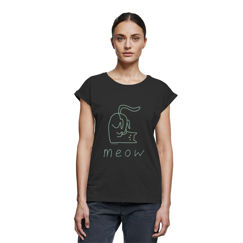 Dame trägt schwarzes Print T-Shirt mit grünem Katzenmotiv meow von LEODIN Design