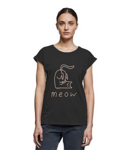 Dame trägt schwarzes Bio Meow Shirt mit rosa Katzenmotiv von LEODIN Design