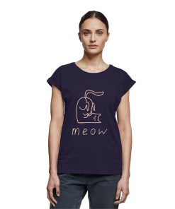 Dame trägt marineblaues Bio Meow Shirt mit rosa Katzenmotiv von LEODIN Design