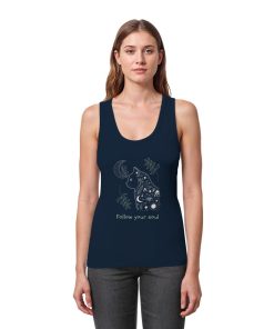 Frau trägt dunkelblaues Katzen Tank Top mit Follow Your Soul Schriftzug