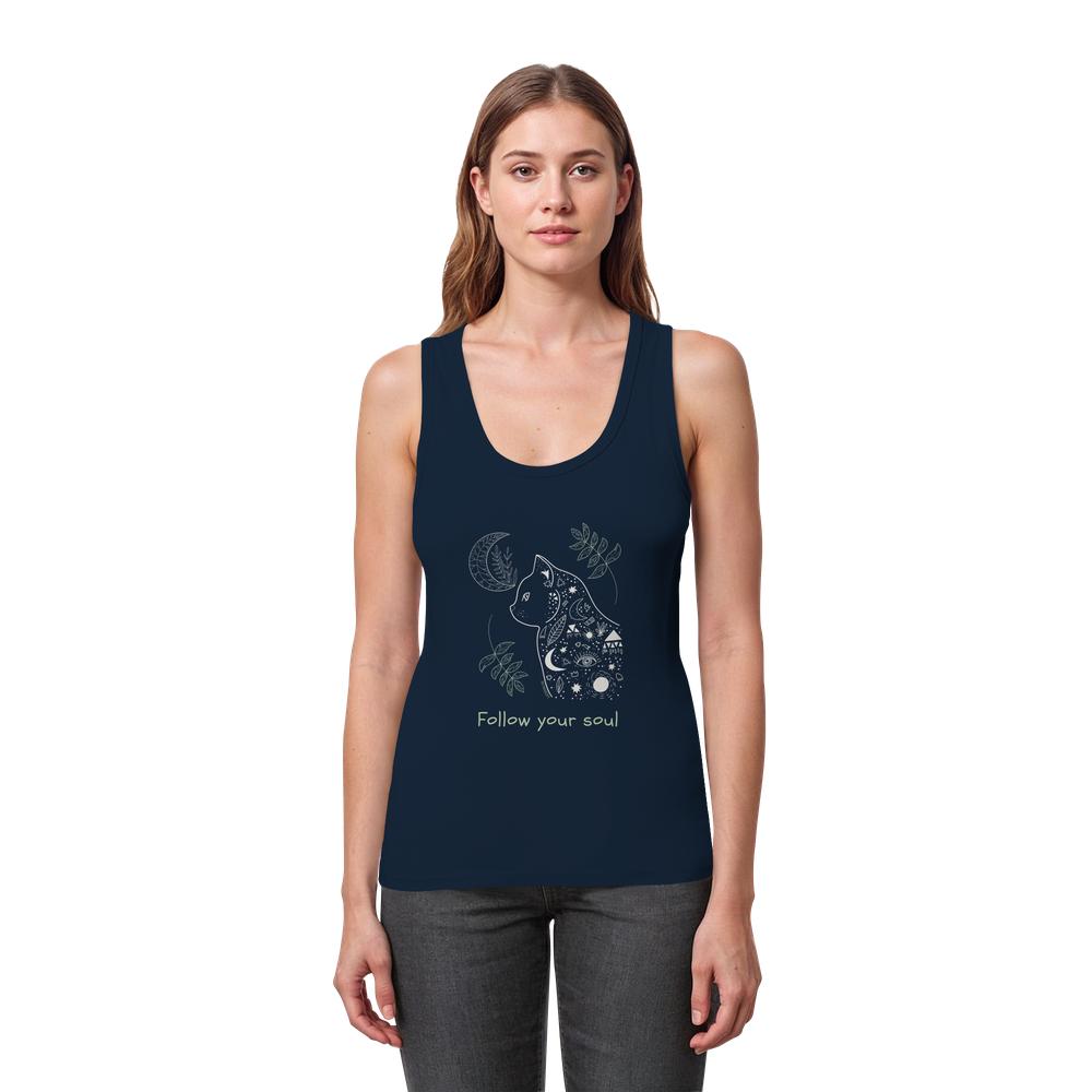 Frau trägt dunkelblaues Katzen Tank Top mit Follow Your Soul Schriftzug