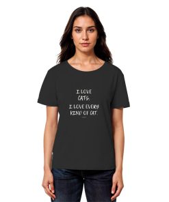 Dame trägt schwarzes Katzenliebhaber Shirt mit Aufdruck „I love every kind of cat“ aus Bio-Baumwolle